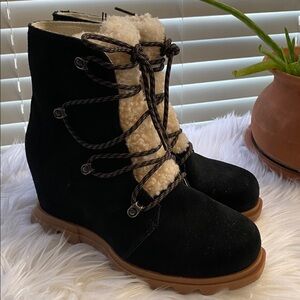 Sorel  Joan of Arctic Wedge III Lace Up Bootie Suede and Sherpa SZ 8.5 NEW